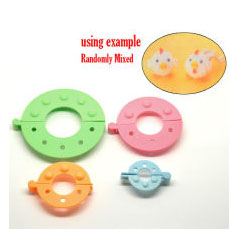 4 Tailles Outil Machine à Fabriquer des Pompons en Plastique Couleur au Hasard 5.1cm x3.5cm - 9.9cm x9cm, 1 Boîte(8 PCs)