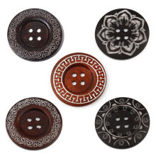 Bouton de Couture en Bois 4 Trous Rond Multicolore Motif Sculpté 6cm Dia, 10 Pcs