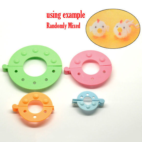 4 Tailles Outil Machine à Fabriquer des Pompons en Plastique Couleur au Hasard 5.1cm x3.5cm - 9.9cm x9cm, 1 Boîte(8 PCs)